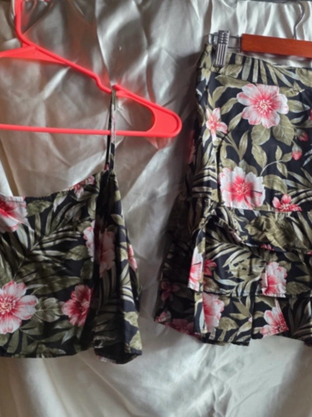 American Eagle Outfitters set-Mini ruffle floral Skirt and top size L - Picture 2 of 7